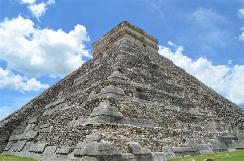 Querétaro: A Sculptor's Odyssey - Unveiling the Majesty of Stone and Spirit Through Centuries